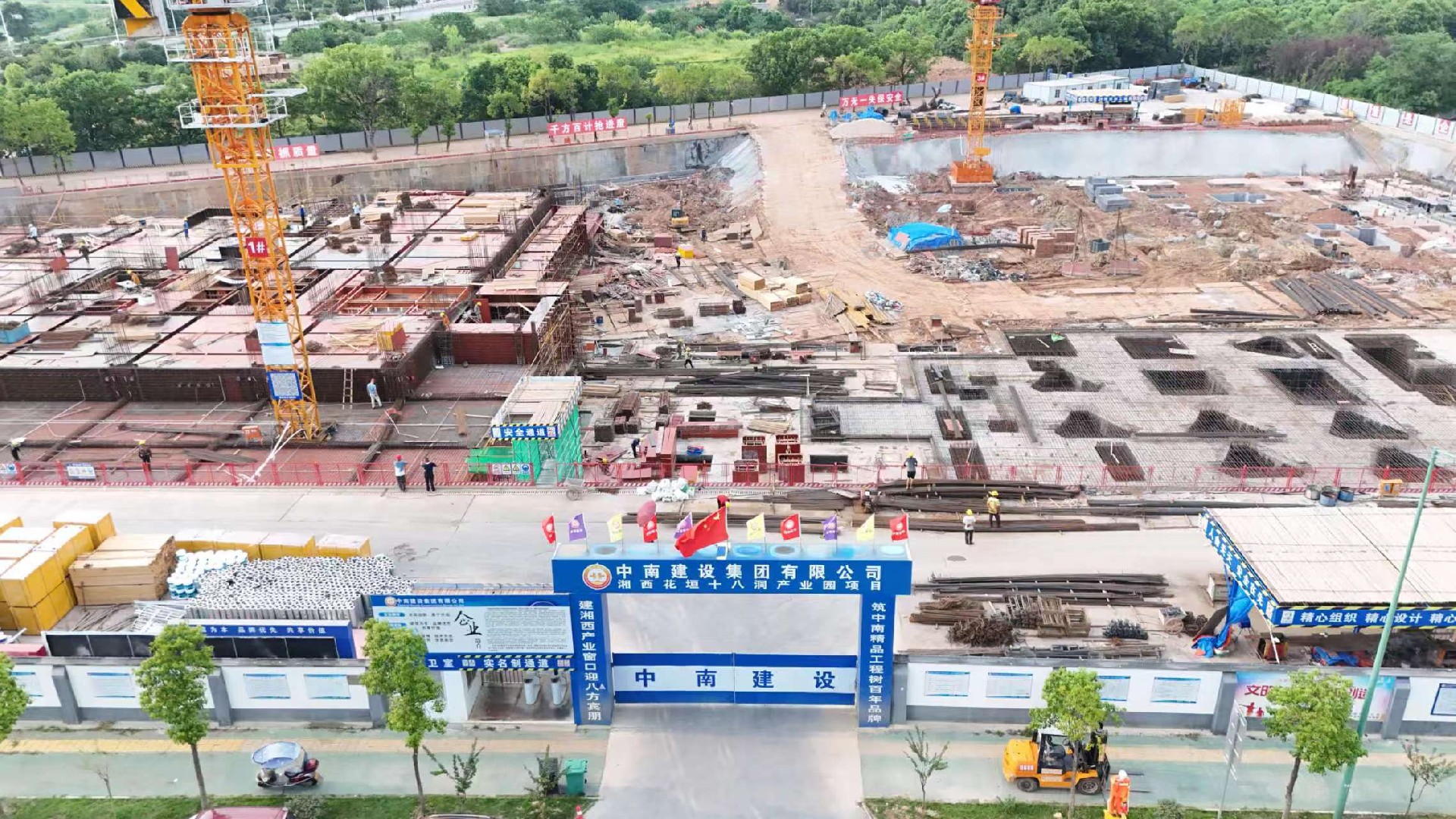 黨旗飄揚(yáng)鑄輝煌  匠心筑夢(mèng)十八洞 ——湘西花垣十八洞產(chǎn)業(yè)園項(xiàng)目支部建設(shè)專(zhuān)題報(bào)道